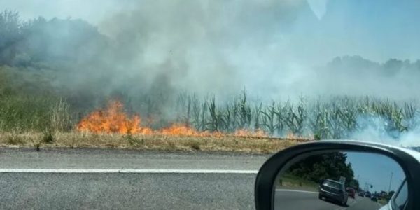 Sterpaglie bruciano a ridosso della statale a Licata, il fumo causa un incidente con un ferito