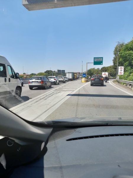 Tempo di partenze estive e traffico congestionato in autostrada, il casello di San Gregorio croce e delizia per gli automobilisti