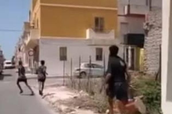 Tensioni a Lampedusa per tentata fuga di alcuni giovani dall’hotspot: interviene la Polizia