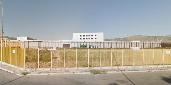 Tentano di portare droga in carcere al figlio, denunciati a Palermo