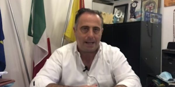 Terrasini, perde il reddito di cittadinanza e minaccia di dare fuoco alla stanza del sindaco
