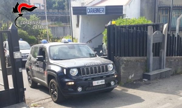 “Ti mando al cimitero”: minaccia e picchia la compagna 21enne che lo denuncia e lo fa arrestare