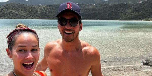 Foto ricordo da Pantelleria, vacanza siciliana per Jay Hayden e Jaina Lee Ortiz della serie Station 19