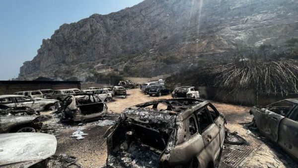 Incendio distrugge concessionaria auto nel Palermitano