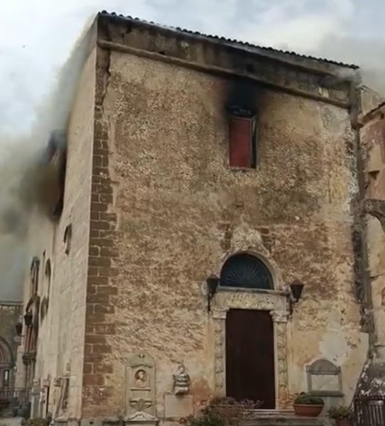 Incendio nel convento di Santa Maria di Gesù a Palermo