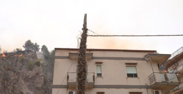 A Palermo brucia una bara durante una veglia funebre in casa