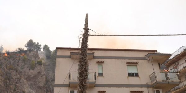 A Palermo brucia una bara durante una veglia funebre in casa