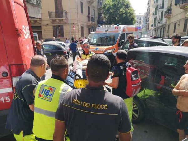 A Palermo cede grata, uomo cade in garage sottostante