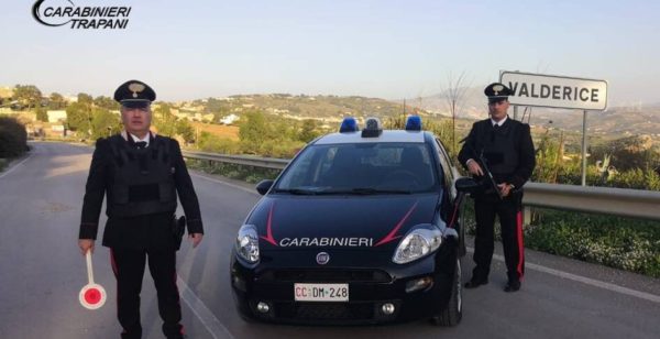 Valderice, inveisce contro i carabinieri dopo la multa: scatta anche la denuncia per oltraggio