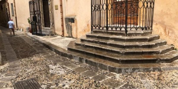 Vandali a Carini, l'ingresso del convento delle suore imbrattato con olio di semi