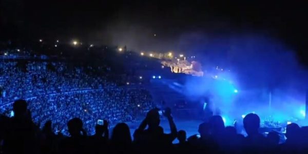 «Scendete, venite a ballare qui»: al concerto dei Negramaro a centinaia sul palco del Teatro Greco di Siracusa dopo l'invito di Sangiorgi