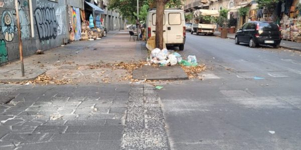 Gettavano i rifiuti alla base di un albero, in 10 denunciati e multati a Catania