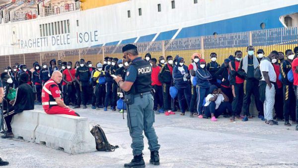 Migranti: 1.430 in partenza da Lampedusa con navi e aerei