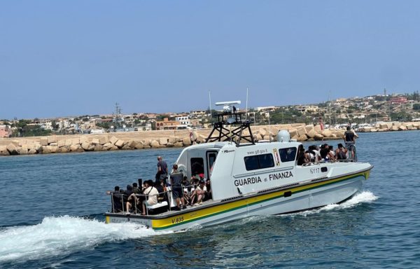 In traghetto, su navi e aerei: 1.828 migranti lasciano Lampedusa