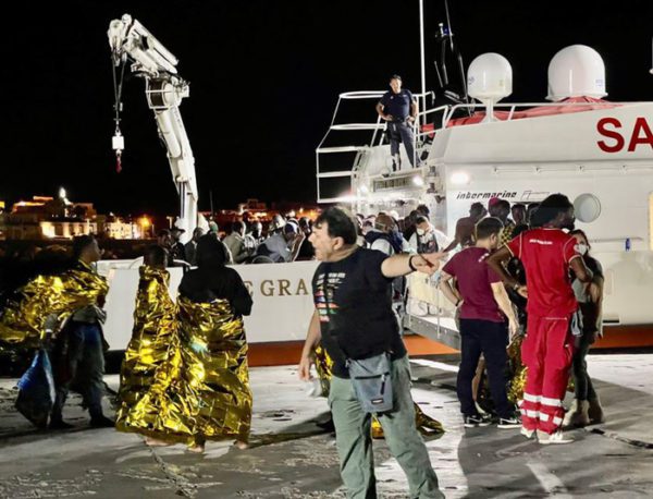 Sbarchi senza sosta a Lampedusa, quasi 4mila in hotspot