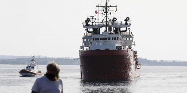 I 623 migranti soccorsi in mare dalla Ocean Viking saranno portati a Lampedusa e Civitavecchia