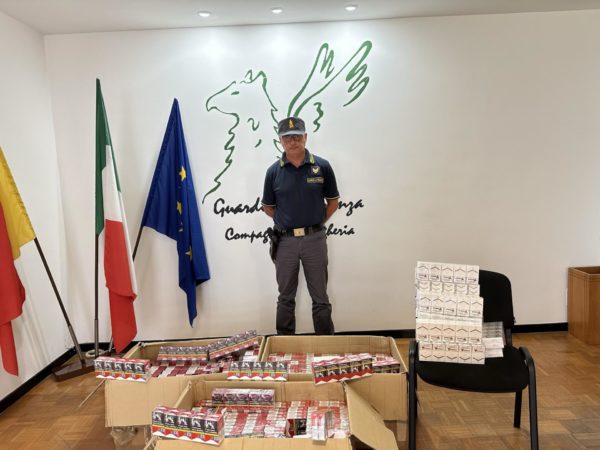 Spedivano le sigarette di contrabbando con un corriere: sequestrati a Bagheria 70 kg di tabacchi illegali