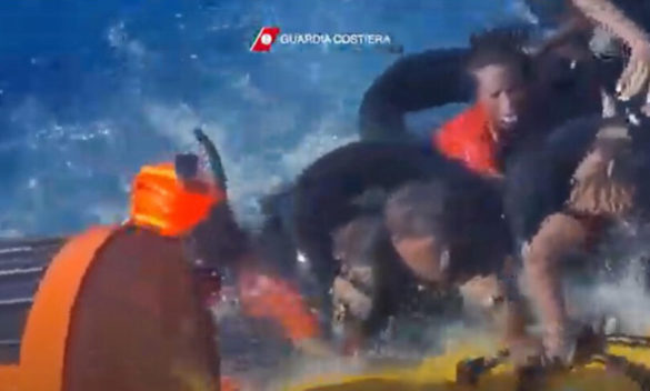 A Lampedusa recuperati in elicottero i 34 migranti bloccati sulla scogliera: il video del salvataggio