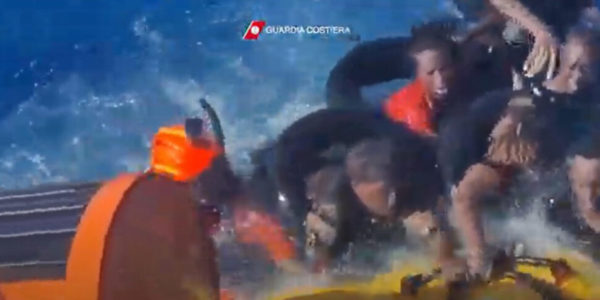 A Lampedusa recuperati in elicottero i 34 migranti bloccati sulla scogliera: il video del salvataggio