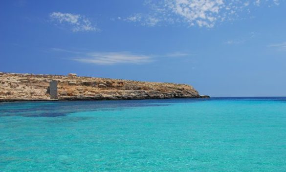 A Lampedusa turisti e residenti con vomito e dissenteria: divieto di balneazione a Cala Pisana