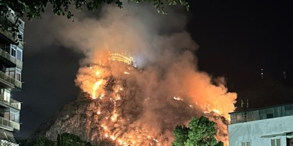 A Palermo incendio a Monte Pellegrino, lambito Castello Utveggio: rogo forse partito da un falò