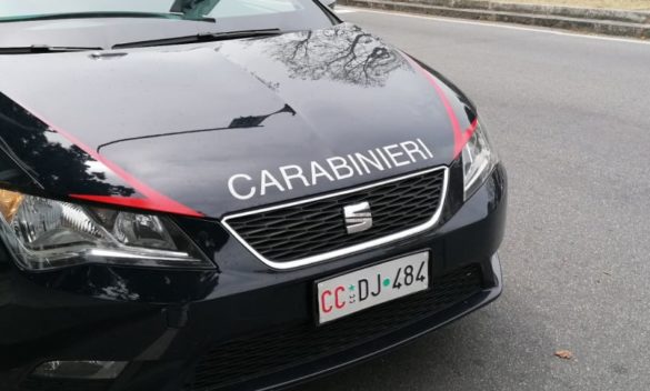 Sfonda la porta casa e minaccia una rumena con le forbici, algerino arrestato a Canicattì