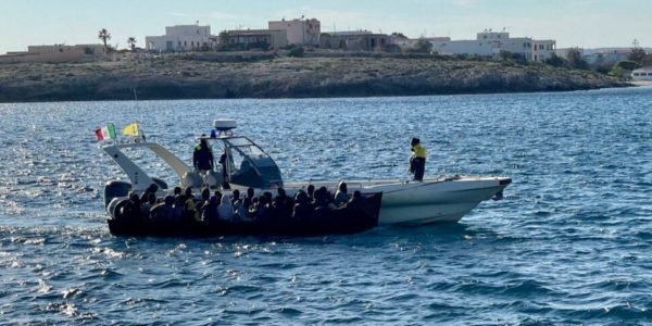 Altri 5 sbarchi, a Lampedusa approdati 113 migranti