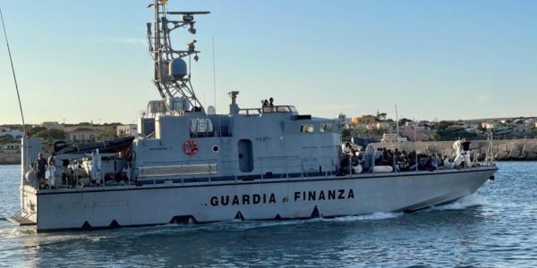 Ancora sbarchi a Lampedusa, 2.427 ospiti nel centro di prima accoglienza