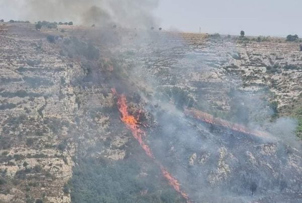 Brucia ancora il vasto incendio sul costone di Ragusa Ibla, arrestato il responsabile