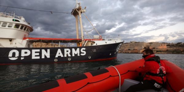 Ancora sbarchi a Lampedusa, un migrante con la varicella evacuato dalla Open Arms