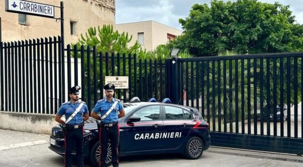 Tentano di rapinare un’anziana in casa ma un vicino li mette in fuga, due arresti a Palermo