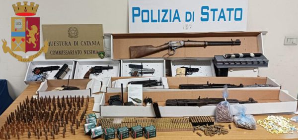 Trovati arsenale e droga a Catania, anche 2 Kalashnikov