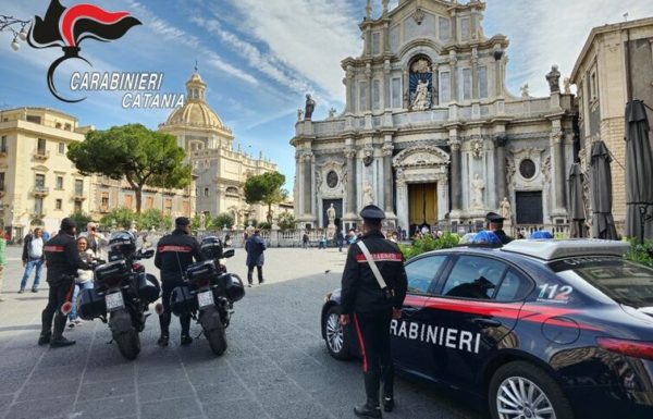 Picchia la convivente e minaccia il padre con forbici: arrestato a Catania