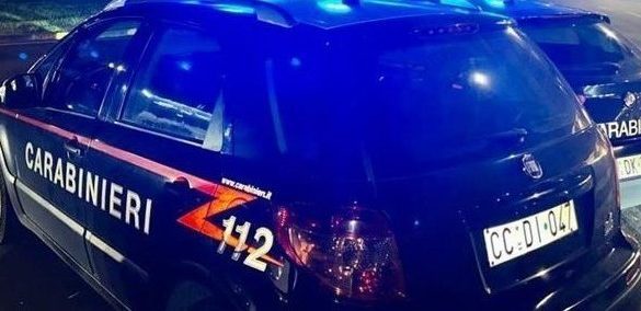 Sfonda la porta di casa e minaccia ventenne romena: arrestato