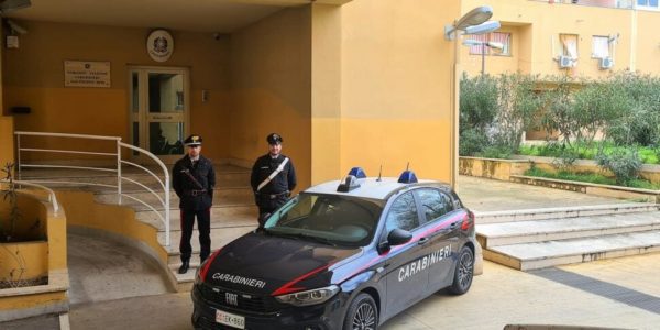 Il sacchetto insospettisce i carabinieri: dentro ci sono armi, ventiduenne arrestato allo Zen 2 di Palermo