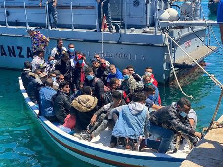 Sbarchi a Lampedusa senza soste: in un giorno 1.604 arrivi