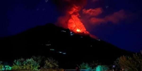 Stromboli in eruzione, l'attività è in forte crescita