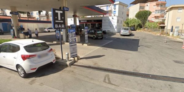 Palermo, scagliano l'auto contro la vetrina: furto al bar-tabacchi del distributore Q8 di via Galletti