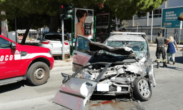 Incidente in via Paternò a Palermo: auto distrutte, due persone in ospedale