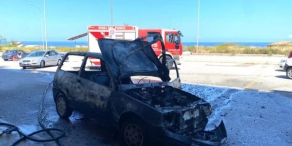 Auto in fiamme a Messina: salva la conducente, vettura completamente bruciata