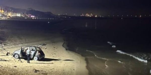 Gela, auto sbanda e finisce sulla spiaggia: due giovani feriti