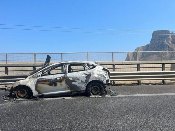 Auto in fiamme sulla A29, riaperta autostrada