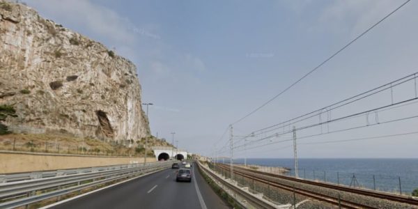 Contromano per dieci chilometri sull'autostrada Palermo-Mazara del Vallo: bloccata dalla polizia