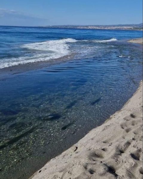 Blitz del sindaco di Mascali alla foce dell’Alcantara: reflui fognari in mare