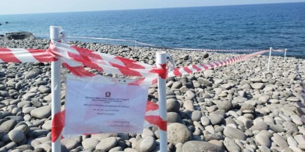 Ombrelloni e sdraio lasciati di notte in spiaggia, blitz a Filicudi