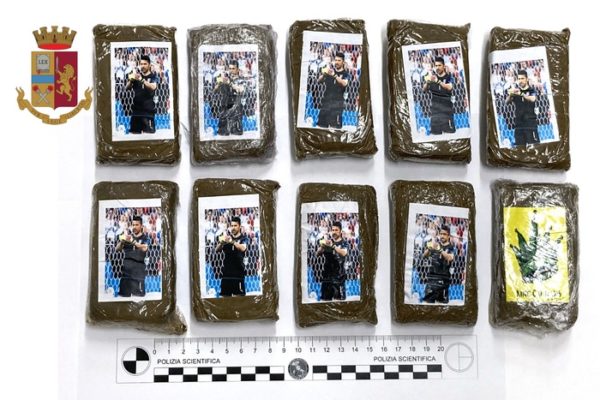 In moto con un chilo di hashish, bloccati dalla polizia