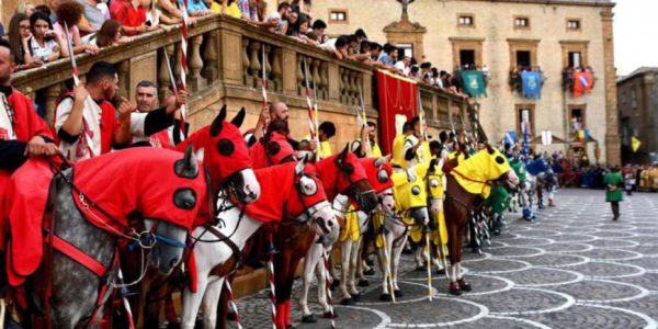 Bloccato in zona sicurezza, un uomo aggredisce due agenti al Palio dei Normanni