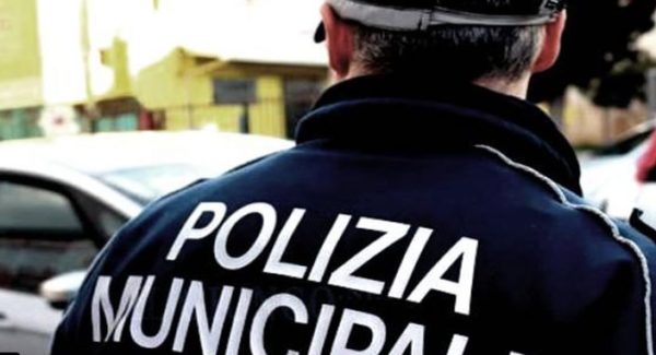 Borse, zaini e accessori con false griffe: sequestrati 1300 pezzi