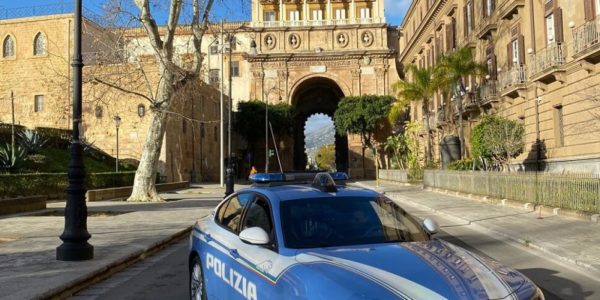 In coppia derubano i commercianti a Palermo, caccia ai ladri seriali