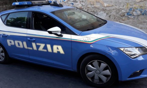 Catania, tenta di strangolare la madre per strada: arrestato